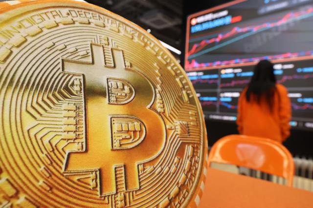 미국발 관세 전쟁 여파로 통상 분쟁에 대한 긴장감이 고조되면서 비트코인 가격이 급락했다 가상화폐정보 플랫폼 코인게코에 따르면 2일 오후 2시미 동부시간 기준 비트코인 1개당 가격은 24시간 전보다 50 내린 9만7천759달러에 거래됐다 사진은 3일 서울 서초구 빗썸라운지 강남점 저작권자 무단 전재 재배포 금지 AI 학습 및 활용 금지