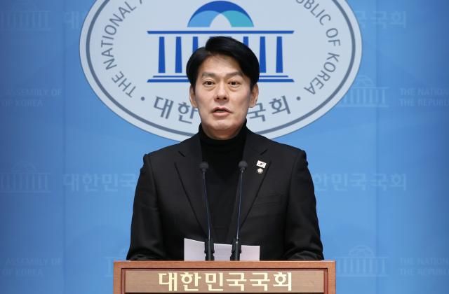 한민수 더불어민주당 대변인이 지난 달 9일 서울 여의도 국회 소통관에서 브리핑을 하고 있다 사진연합뉴스
