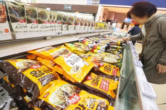 먹거리 물가 비상 서울연합뉴스 진연수 기자 먹거리 물가가 고공행진을 이어가는 가운데 소비자들이 즐겨 찾는 냉동만두와 육가공품 가격도 이달에 오른 것으로 확인됐다 식품업계에 따르면 CJ제일제당은 이달부터 대형마트에서 판매하는 만두 햄 소시지 등 일부 제품 가격을 인상했다 동원FB도 이달부로 마트 등 유통채널에서 냉동만두 15종 가격을 평균 5 올렸다 사진은 9일 서울의 한 대형마트에서 만두를 구매하는 시민들 모습 202539 jin90ynacokr2025-03-09 135547 저작권자 ⓒ ㈜연합뉴스 무단 전재 재배포 금지 AI 학습 및 활용 금지저작권자 ⓒ ㈜연합뉴스 무단 전재 재배포 금지 AI 학습 및 활용 금지