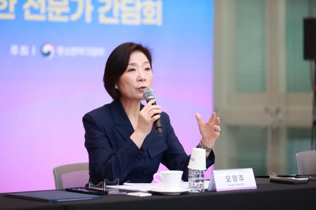 오영주 중소벤처기업부 장관이 10일 인천 연세대 국제캠퍼스 연세퀀텀컴플렉스에서 열린 제약바이오벤처 생태계 고도화를 위한 전문가 간담회에서 인사말을 하고 있다 사진중소벤처기업부 