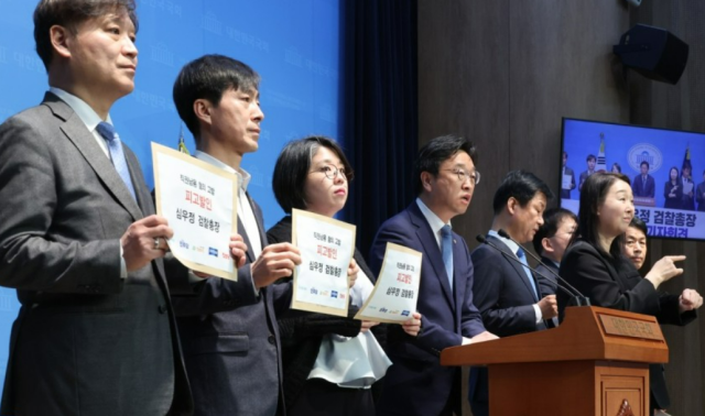  더불어민주당 이용우 의원을 비롯한 야5당 의원들이 10일 서울 여의도 국회 소통관에서 심우정 검찰총장 고발 회견을 하고 있다 사진연합뉴스 