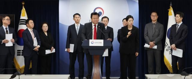 주형환 저출산고령사회위원회 부위원장이 11일 정부서울청사에서 열린 제10차 인구비상대책회의 사전브리핑에서 발언하고 있다 2025311 사진연합뉴스 