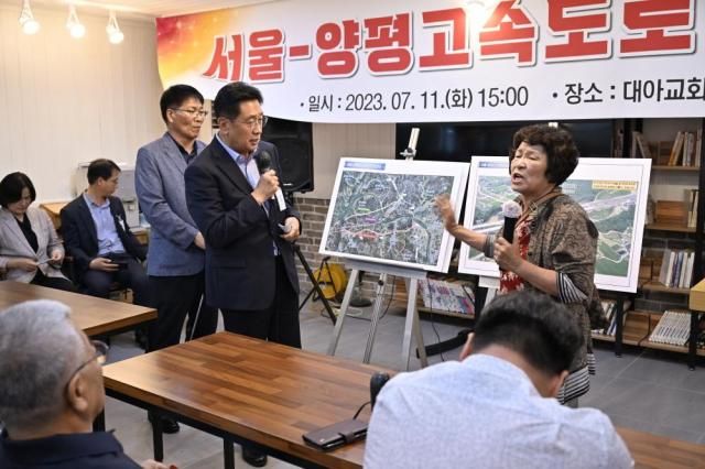 양평군군수 전진선은 11일 오후 3시 양서면 증동리 소재 대아교회에서 전진선 양평군수를 비롯한 윤순옥 양평군의회 의장 오혜자 의원 여현정 의원 최영보 의원 및 양서면 주민 100여 명이 참석한 가운데 서울-양평 고속도로 주민 설명회를 가졌다사진양평군 