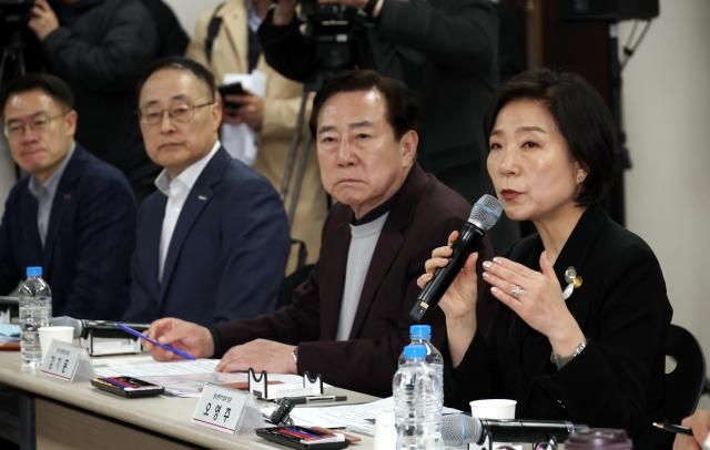 오영주 중소벤처기업부 장관이 12일 경기 화성 주지제이알미늄에서 열린 美 철강·알루미늄 관세 부과에 따른 수출 중소기업 현장 간담회에서 모두발언을 하고 있다 사진중소기업중앙회 