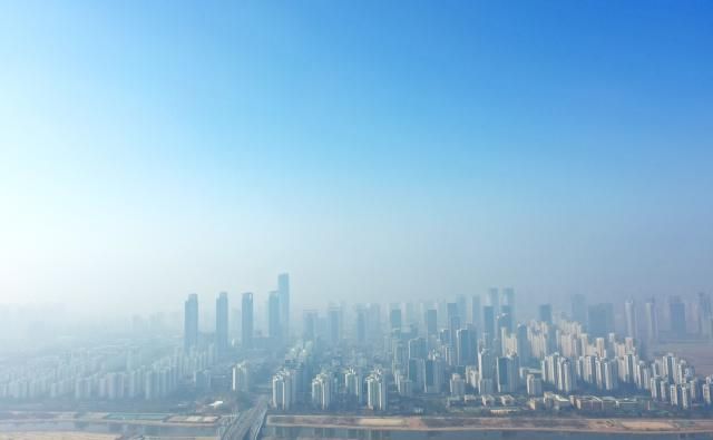 수도권에 고농도 미세먼지 비상저감조치가 시행된 11일 인천 연수구 동춘터널 인근에서 바라본 송도국제도시가 미세먼지에 가려 희미하게 보인다 2025311 사진연합뉴스 