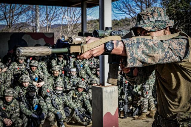 한미 해병대는 3월 3일월부터 12일수까지 김포강화 일대 훈련장에서 25-1차 KMEP 연합보병훈련을 실시하고 있다 미 해병대 교관이 도시지역전투 훈련에 앞서 총기 파지법 및 기동 등을 설명하고 있다 사진해병대 