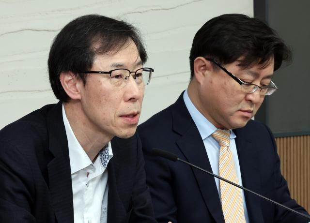 기획재정부 정정훈 세제실장왼쪽이 지난 11일 정부세종청사 기재부 기자실에서 유산취득세 도입 방안에 관해 설명하고 있다