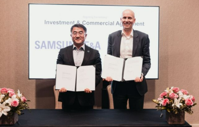 남궁 홍 삼성EA 사장과 호콘 볼달 노르웨이 넬사 사장이 파트너십 체결식에 참석해 사진 촬영을 하고 있다 사진삼성EA 