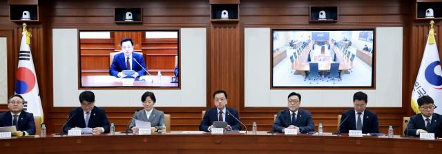 최상목 대통령 권한대행 부총리 겸 기획재정부 장관이 5일 정부서울청사에서 열린 국정현안관계장관회의 겸 경제관계장관회의 겸 산업경쟁력강화관계장관회의를 주재하고 있다사진연합뉴스
