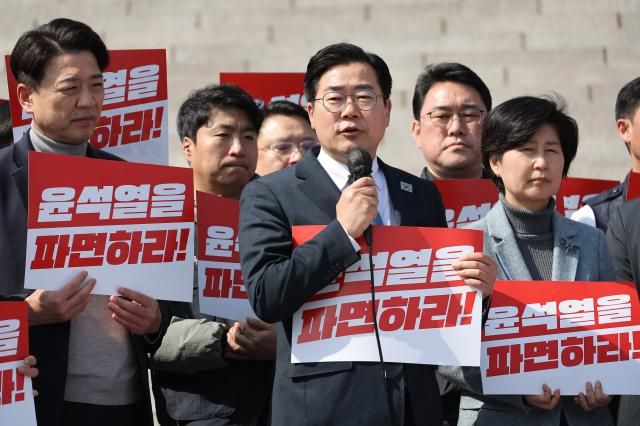지난 11일 국회 본청 앞 계단에서 전진숙 박홍배 김문수 더불어민주당 의원이 윤석열 대통령 조기 파면 등을 촉구하며 삭발하자 박찬대 원내대표가 격려의 말을 하고 있다 사진연합뉴스