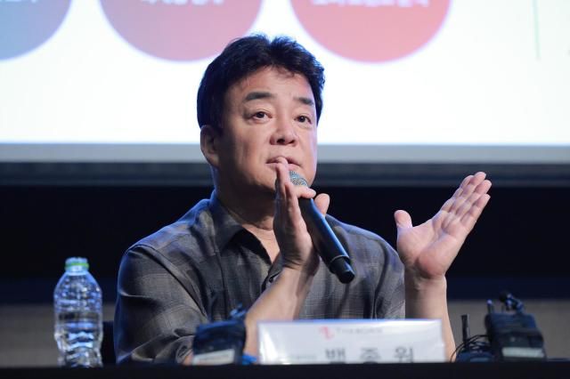백종원 더본코리아 대표이사가 28일 오후 서울 영등포구 콘래드호텔에서 열린 더본코리아 기업설명회에서 취재진의 질문에 답하고 있다 20241028사진유대길 기자 dbeorlf123ajunewscom