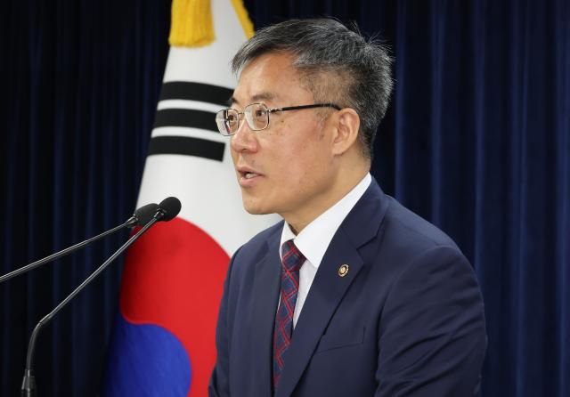 법무부 장관 권한대행인 김석우 차관이 14일 서울 종로구 정부서울청사에서 국무회의 결과에 따른 명태균 특검법 재의요구권 관련 브리핑을 하고 있다사진연합뉴스