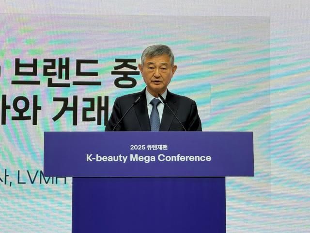 14일 그랜드 인터컨티넨탈 서울 파르나스에서 열린 ‘2025 큐텐재팬 K--뷰티 메가 컨퍼런스’에서 이경수 코스맥스그룹 회장이 발표하고 있다 사진박자연 기자 