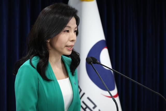 김인애 통일부 부대변인이 14일 서울 종로구 정부서울청사에서 열린 통일부 정례브리핑에서 김정욱-김국기-최춘길 선교사 즉각 석방 촉구에 대한 유엔인권이사회 자의적 구금에 관한 실무그룹 의견서 채택관련 통일부 대변인 성명을 대독하고 있다사진연합뉴스