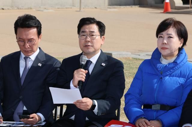 박찬대 더불어민주당 원내대표가 14일 서울 광화문 인근에서 열린 현장 최고위원회의에서 발언하고 있다 사진연합뉴스