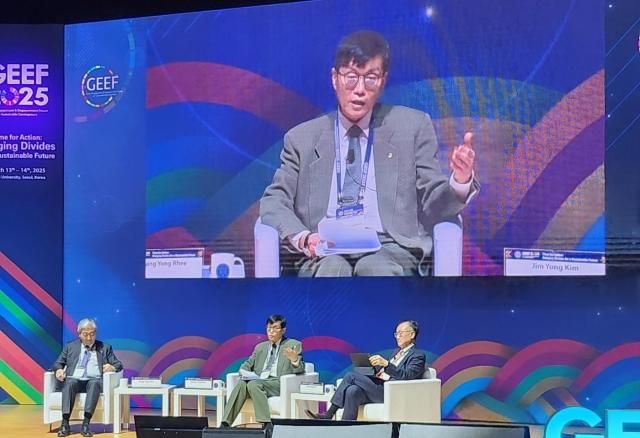 이창용 한국은행 총재가운데가 14일 서울 서대문구 연세대학교 백주년기념관에서 열린 제7회 글로벌지속가능발전포럼GEEF 2025에서 기조연설하고 있다 사진서민지 기자