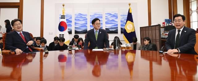 우원식 국회의장가운데과 권성동 국민의힘 원내대표 박찬대 더불어민주당 원내대표가 지난 4일 국회의장 집무실에서 대화하고 있다 사진연합뉴스