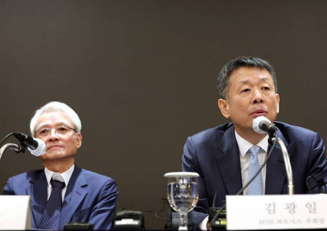 강성두왼쪽 영풍 사장과 김광일 MBK파트너스 부회장 사진연합뉴스 