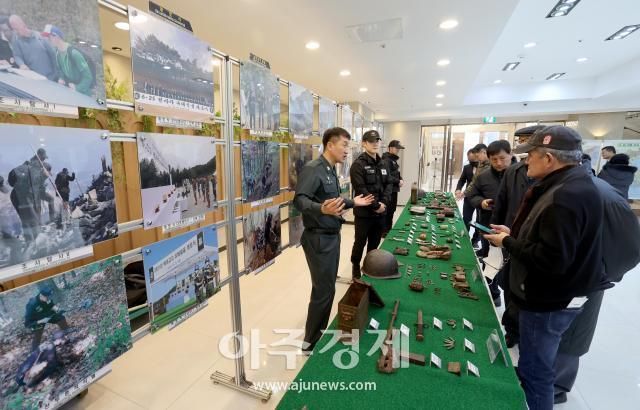 유족들이 2023년 11월 경기 수원시 팔달구 리츠호텔에서 열린 서울·경기 남부지역 유가족 초청 6·25 전사자 유해발굴 사업 설명회에서 사진유품전을 관람하고 있다 사진사진공동취재단 