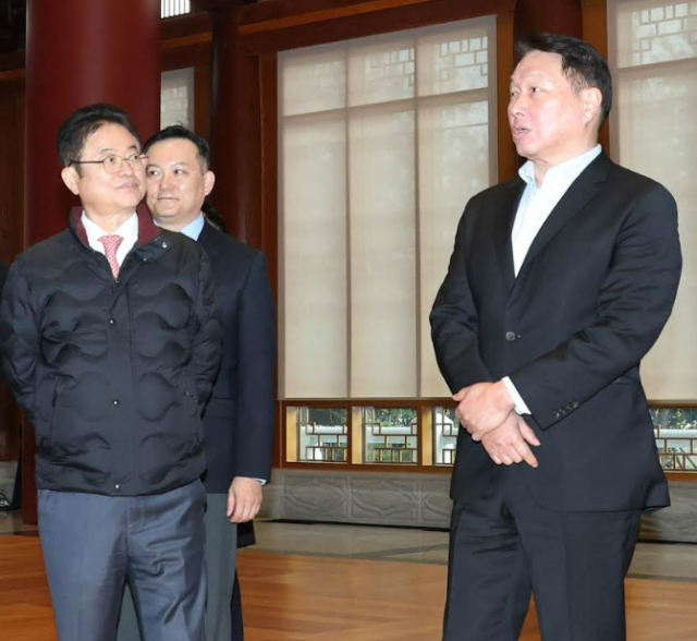 최태원 대한상의 회장왼쪽과 이철우 경북도지사가 현장 점검을 하고 있다 