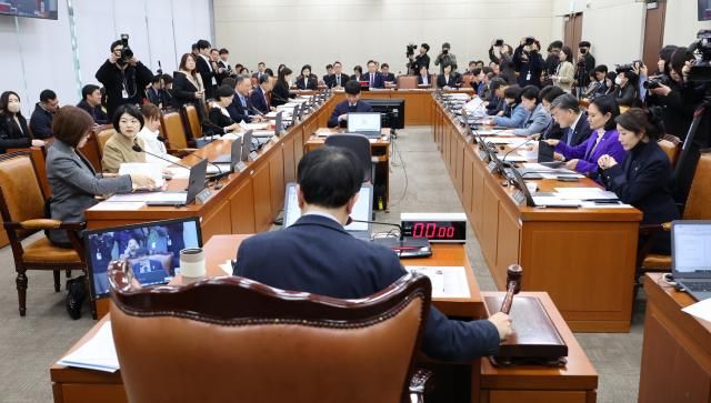 18일 국회 보건복지위원회 전체회의에서 박주민 위원장이 의사 정원을 정부 직속 의료인력수급추계위원회추계위에서 심의하는 것을 골자로 하는 보건의료기본법 개정안 등 안건을 상정하고 있다 2025318 사진연합뉴스 