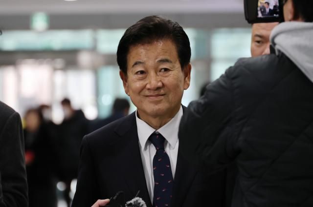 공직선거법 위반 혐의로 재판에 넘겨진 더불어민주당 정동영전북 전주시병 의원이 19일 재판을 받기 위해 전주지법 법정으로 향하고 있다 2025319 사진연합뉴스