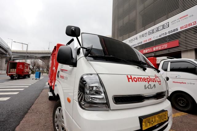 MBK 김병주 사재 출연…홈플러스 소상공인 결제대금 지원 서울연합뉴스 류영석 기자 최근 홈플러스의 기업회생절차법정관리 신청으로 임직원 및 협력업체에 대한 피해가 우려되는 가운데 16일 서울의 한 홈플러스 매장에 배송 차량이 주차되어 있다 이날 홈플러스 주주사인 사모펀드PEF 운용사 MBK파트너스 김병주 회장은 홈플러스에 물품을 납입하는 소상공인들이 원활히 결제대금을 지급받을 수 있도록 사재를 출연한다고 밝혔다 2025316 ondolynacokr2025-03-16 143019 저작권자 ⓒ ㈜연합뉴스 무단 전재 재배포 금지 AI 학습 및 활용 금지저작권자 ⓒ ㈜연합뉴스 무단 전재 재배포 금지 AI 학습 및 활용 금지