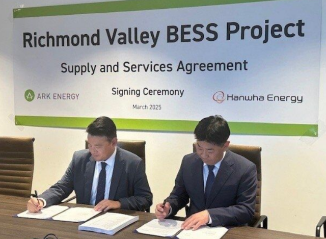 최주원 아크에너지 대표왼쪽과 이재규 한화에너지 대표가 리치몬드 밸리 배터리 에너지 저장시스템 공급 계약서에 서명을 하고 있다 사진고려아연 