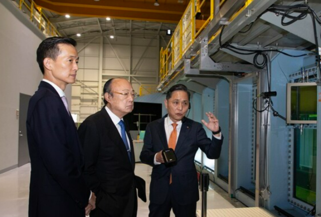 김승연 한화그룹 회장가운데과 장남 김동관 부회장왼쪽 사진한화 그룹 