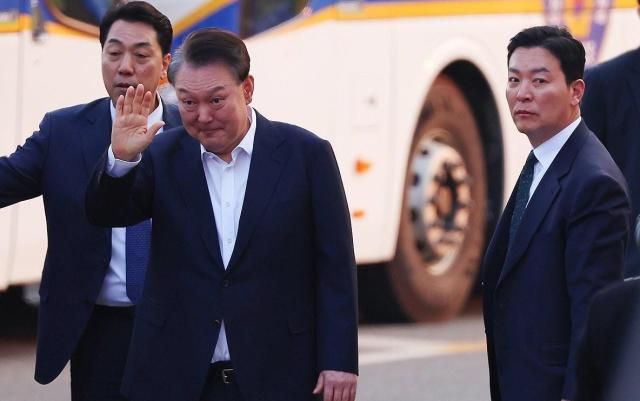 석방된 윤석열 대통령이 8일 경기도 의왕시 서울구치소 앞에서 경호차량에서 내려 지지자들에게 인사하고 있다 그 옆으로는 김성훈 경호처 차장오른쪽이 윤 대통령을 경호하며 이동하고 있다 사진연합뉴스