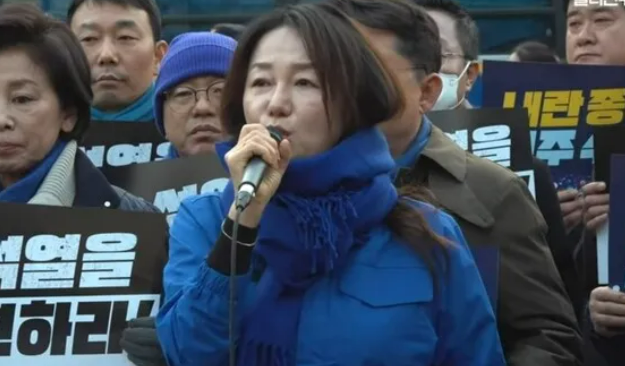 이재정 더불어민주당 의원이 20일 서울 종로구 재동 헌법재판소 앞에서 열린 당 기자회견에서 발언하고 있다 사진델리민주 유튜브 갈무리 