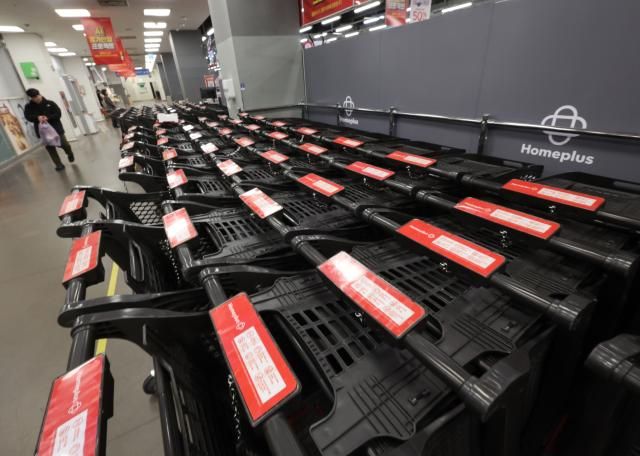 일부 납품차질 발생한 홈플러스 서울연합뉴스 서명곤 기자 기업회생 절차에 들어간 홈플러스가 할인행사를 이어가며 정상화를 위해 애쓰는 가운데 일부 식품업체의 납품에 차질이 발생하고 있다 20일 식품업계에 따르면 지난 19일 서울우유는 홈플러스에 납품하지 않았다 사진은 20일 서울시내 한 홈플러스 매장 2025320 seephotoynacokr2025-03-20 150652 저작권자 ⓒ ㈜연합뉴스 무단 전재 재배포 금지 AI 학습 및 활용 금지저작권자 ⓒ ㈜연합뉴스 무단 전재 재배포 금지 AI 학습 및 활용 금지