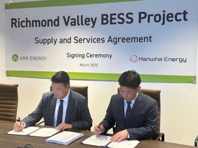 고려아연 호주 자회사 아크에너지 최주원 대표좌측와 한화에너지 이재규 대표가 호주 리치몬드 밸리 배터리 에너지 저장시스템 공급 계약서에 서명을 하고 있다사진고려아연 