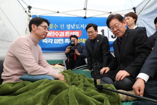 이재명 더불어민주당 대표가 21일 윤석열 대통령의 파면을 촉구하며 13일째 단식 중인 김경수 전 경남도지사의 농성장을 찾아 대화하고 있다 사진연합뉴스 