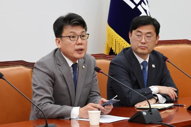 진성준 더불어민주당 정책위의장왼쪽이 지난 18일 국회에서 열린 연금개혁 등 정책 현안 관련 정책위원회 기자 간담회에서 기자들의 질문에 답변하고 있다 사진연합뉴스