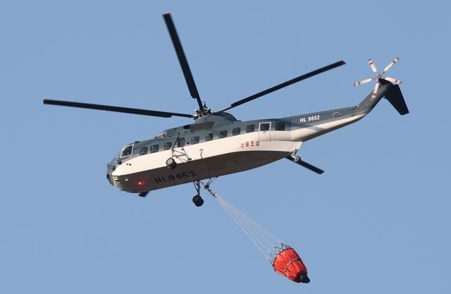 경남 산청에서 올해 들어 처음으로 발생한 대형 산불이 이틀째로 접어든 22일 산청군 산불 진화 헬기가 진화 작업을 벌이고 있다사진연합뉴스