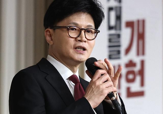 한동훈 전 국민의힘 대표가 지난 18일 대구 북구 경북대학교 경하홀에서 개헌 시대를 바꾸자를 주제로 한 청년 토크쇼를 진행하고 있다 사진연합뉴스