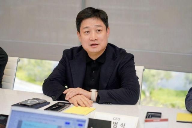 홍범식 LG유플러스 사장은 19일현지시간 오후 미국 캘리포니아주 새너제이에 위치한 LG테크놀로지벤처스에서 취재진과 차담회를 진행하고 있다 사진LG유플러스 