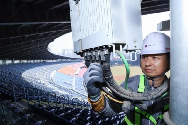 2025 신한 SOL 뱅크 KBO리그 개막을 앞둔 21일 서울 잠실야구장에서 LG유플러스 관계자가 장비를 점검하는 모습 사진LG유플러스 