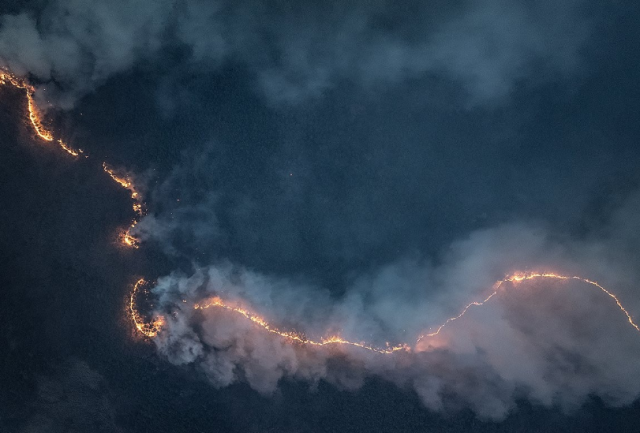 경북 의성군 대형 산불 발생 이틀째인 23일 의성군 산불 현장에서 산불이 확산 중이다 사진연합뉴스