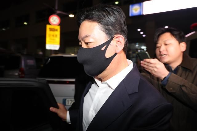 윤석열 대통령 체포 방해 혐의를 받는 대통령경호처 김성훈 차장이 21일 구속영장이 기각된 뒤 서울 남대문경찰서를 나서고 있다 사진연합뉴스