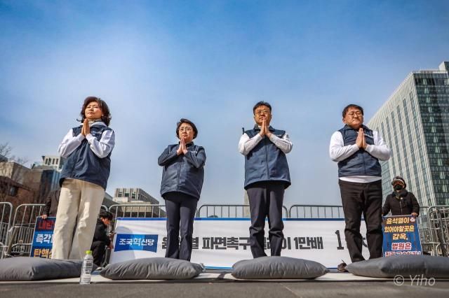 김선민 조국혁신당 대표 권한대행왼쪽 두번째과 강경숙맨 왼쪽·차규근맨 오른쪽 의원 구로구청장 보궐선거에 출마한 서상범 변호사가 17일 서울 광화문 광장에서 윤석열 대통령 파면을 촉구하는 릴레이 1만배를 하고 있다 2025317 조국혁신당 제공 재판매 및 DB 금지
