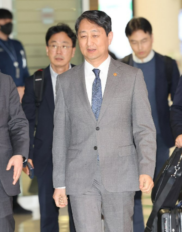 대미 협상을 위해 미국 워싱턴DC를 방문했던 안덕근 산업통상자원부 장관이 23일 인천국제공항 2터미널을 통해 귀국하는 모습 사진연합뉴스