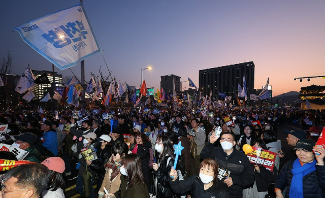 지난 22일 서울 광화문 앞에서 윤석열 즉각퇴진·사회대개혁 16차 범시민대행진 참가자들이 집회를 마치고 행진 중이다 사진연합뉴스