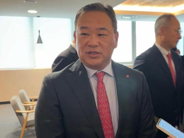 김상현 롯데쇼핑 대표이사 부회장이 24일 서울 영등포 롯데리테일아카데미에서 열린 제55기 정기 주주총회에서 올해 계획에 대해 말하고 있다 사진박자연 기자