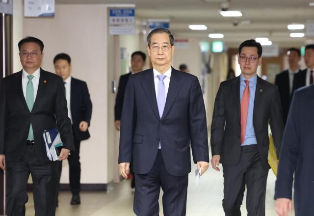 헌법재판소의 탄핵 기각으로 직무에 복귀한 한덕수 대통령 권한대행 국무총리가 24일 정부서울청사에서 대국민담화를 위해 이동하고 있다 사진연합뉴스