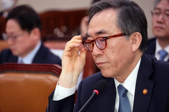 24일 서울 여의도 국회에서 미국 에너지부가 한국을 민감국가로 지정한 문제와 관련 현안질의 등을 위해 열린 외교통일위원회 전체회의에서 조태열 외교부 장관이 안경을 쓰고 있다 사진연합뉴스