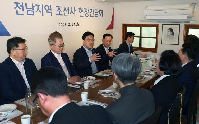 김병환 금융위원장가운데이 24일 전남 목포시 모처에서 ‘전남지역 조선사 오찬 간담회’를 열고 조선업계 관계자들과 대화하고 있다 사진금융위원회