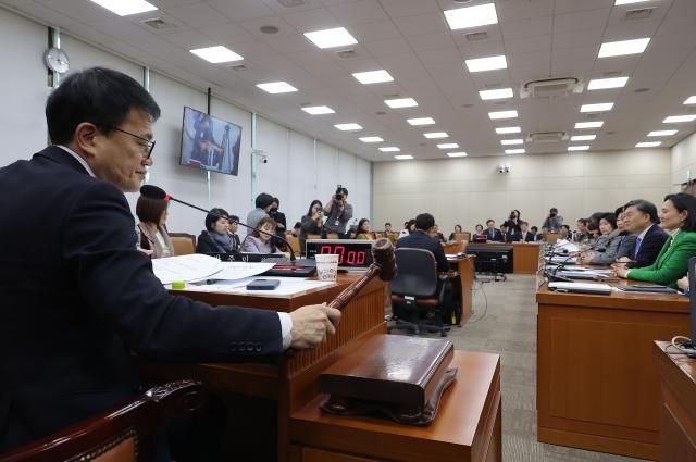 지난 20일 국회에서 열린 보건복지위원회 전체회의에서 박주민 위원장이 의사봉을 치고 있다 이날 복지위에서 보험료율 13·소득대체율 43 및 국가 지급 보장 명문화 군 복무·출산 크레디트 확대 등 모수개혁을 담은 국민연금 개혁안이 통과됐다 사진연합뉴스