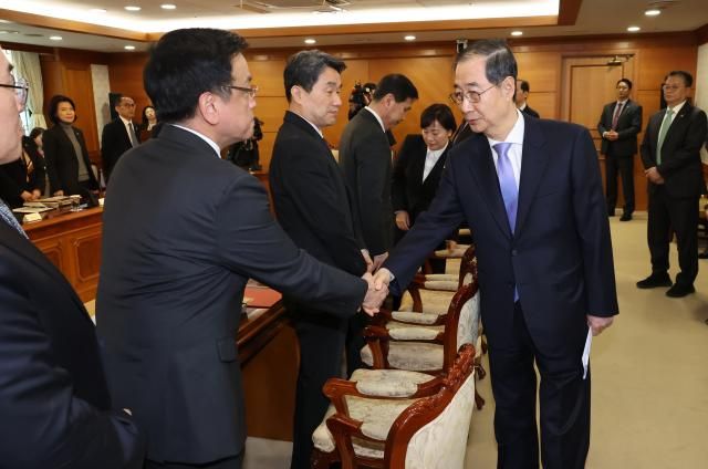 한덕수 대통령 권한대행 국무총리가 24일 정부서울청사에서 열린 국무위원간담회에 참석하며 최상목 부총리를 비롯한 국무위원들과 인사하고 있다 사진연합뉴스